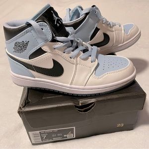 Air Jordan 1 Mid Baby Blue/White/Black. Unisex womens size 7, Men’s 5, EUR 38.